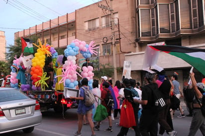 Comunidad trans y activistas por Palestina en la Marcha. (GENARO CERVANTES)