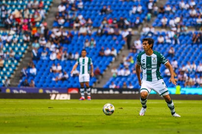 El defensor peruano Anderson Santamaría y el delantero José Juan Macías (derecha), ingresaron al minuto 60 de tiempo corrido y debutaron con la albiverde en la derrota en el Cuauhtémoc.