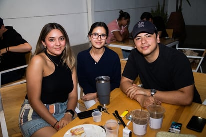 María José Ortíz, Paola Castillo y Jesús Charles (EL SIGLO DE TORREÓN / ENRIQUE CASTRUITA)