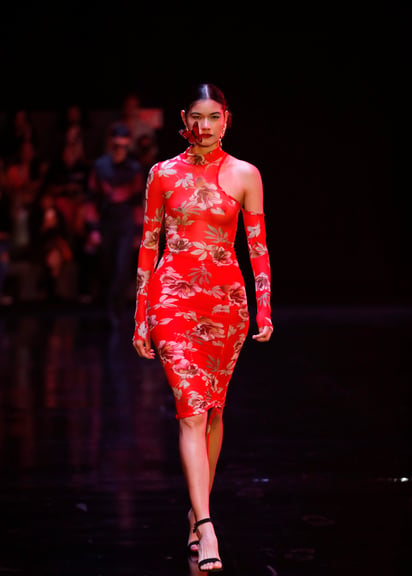 Modelo desfila prendas de la marca Zurce, de la colección “Carmen”, del diseñador mexicano Daniel Herranz.