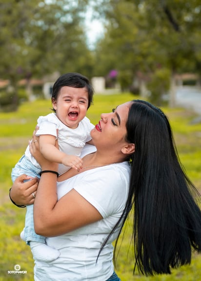 La pequeña Zuria acompañada de su hermana Keila Abigaíl Padilla.