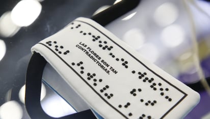 Etiqueta en lenguaje Braille en una prenda de ropa de la marca 'Haute a Porter' Jehsel. EFE