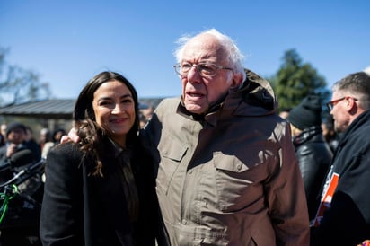 El senador izquierdista Bernie Sanders y la congresista progresista Alexandria Ocasio-Cortez. (ARCHIVO)