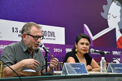 Yves Pagès en el edificio del Colegio Civil durante la Feria Universitaria del Libro UANLeer 2024, en Monterrey. Lo acompaña su traductora, la mexicana Melina Balcázar. Imagen: Cultura UANL