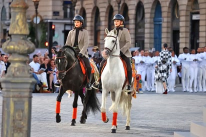 Gigi Hadid y Kendall Jenner aparecieron a caballo para celebrar la década de los cincuenta. Imagen: GettyImages