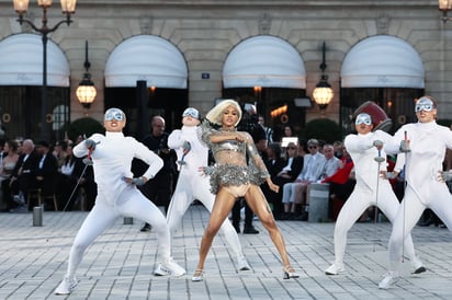 La cantante Teyana Taylor apareció entre bailarines con vestuarios
inspirados en el esgrima, durante la sección dedicada a los sesenta. Imagen: GettyImages