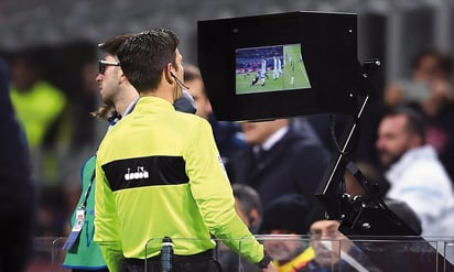 La tecnología se ha entrelazado indiscutiblemente con la práctica deportiva, tal como lo muestran herramientas como Video Referee Assistant. Imagen: AFP