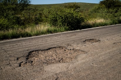 Previo a las lluvias del 2023, ya los
conductores señalaban lo añejo de
este bache en la carretera a Mapimí, que no ha sido bien reparada.