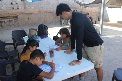 Ricardo no es maestro, pero en un año, junto con otros voluntarios, ya logró que algunos niños ya sepan leer (EL SIGLO DE TORREÓN/ DANIELA CERVANTES)