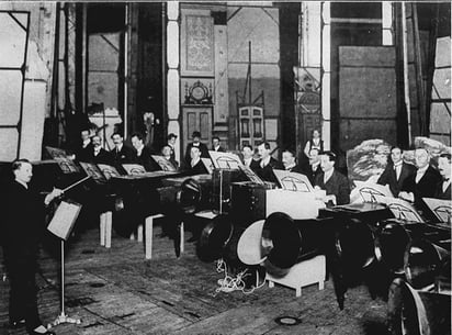 Luigi Russolo dirigiendo una pieza en el intonarumori en un ensayo, posiblemente para el concierto en el Coliseo de Londres, de 1912. Imagen: Yale University Library.