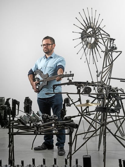 Pedro Reyes con algunas piezas de su instalación Disarm.