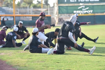 Con un muy buen ánimo y las pilas bien cargadas, los jugadores Guindas se reportaron ayer en el diamante del Estadio de la Revolución para reactivarse con la mira puesta en su siguiente rival en playoffs, los Tecolotes de los Dos Laredos. (Fotografías de Ramón Sotomayor)