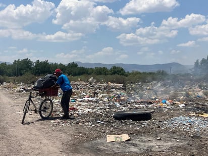 Ingreso. Hay personas que realizan pepena de materiales reciclables en el tiradero de Rosita, y otros que se ofrecen en triciclos o carretillas para tirar la basura a cambio de una propina.