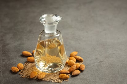 El aceite de almendras es ligero, ideal para las canas.