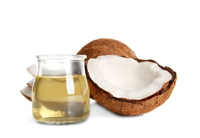 El aceite de coco tiene propiedades hidratantes.