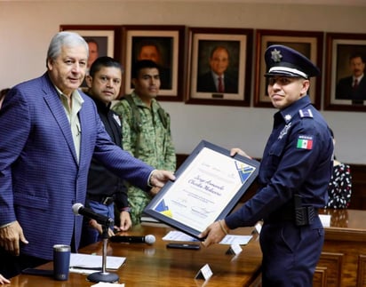 Entrega de reconocimientos a policías en Saltillo. 