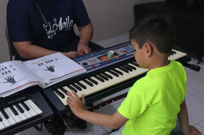 Los papás de Matías saben que no cualquier escuela tiene la capacidad de recibir a un alumno como su hijo.
Sus papás resolvieron que también era bueno inscribirlo a clases de música, para mantenerlo estimulado.