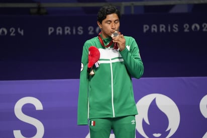 Pese a que no pudo refrendar su oro paralímpico conseguido en Tokio 2020, Juan Diego García tuvo su revancha en suelo parisino y logró vencer al japonés Kudo Shunsuke para obtener presea. (Especial)