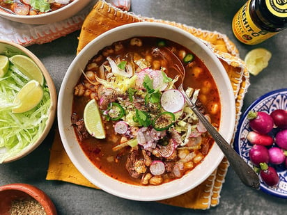 Aumenta las verduras y disminuye la cantidad de carne para un pozole saludable.