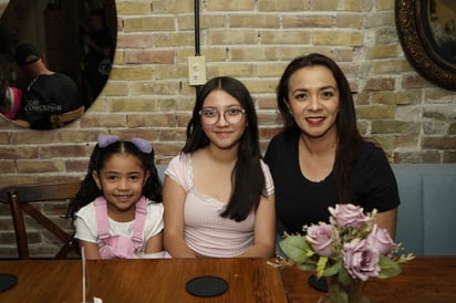 Julieta, Aris e Iris Monsivais (EL SIGLO DE TORREÓN / GABRIEL ESCOBAR)