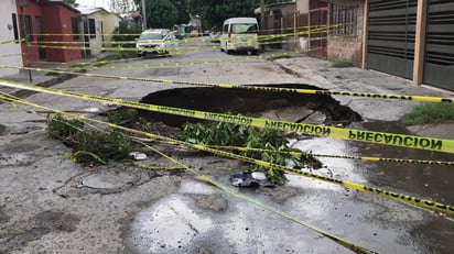 A las afectaciones, se suma la caída del colector sanitario en la colonia Las Dalias, en un tramo aproximado de 90 metros de longitud y 24 pulgadas de diámetro. (FERNANDO COMPEÁN)