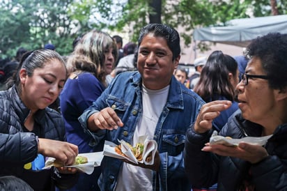 Al comer fuera de casa hay más propensión a contraer parásitos, pues se desconoce la higiene con la que se preparan los alimentos. Imagen: El Universal 