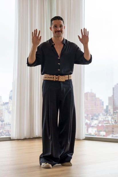 El diseñador mexicano Patricio Campillo camina durante la final de su desfile Campillo New York Fashion Week.