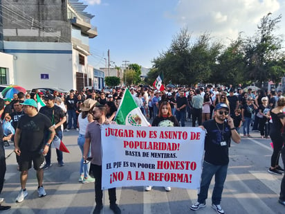 En contra. En Torreón, cientos de personas se manifestaron en contra de la Reforma Judicial, realizando una marcha que inició en la calzada Colón.