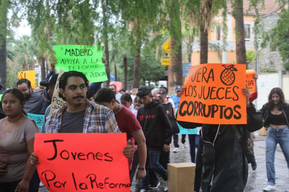 Estudiantes. La manifestación a favor de la reforma concentró a estudiantes de la Universidad Autónoma de Coahuila, del Instituto Tecnológico de La Laguna, Ibero, Tec de Monterrey y de la Preparatoria Venustiano Carranza (PVC). 