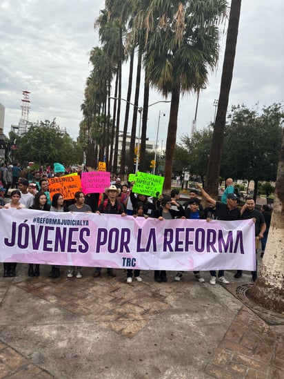 En el Centro. La manifestación de jóvenes que se manifestaron a favor de la reforma comenzó en calles aledañas a la Plaza Mayor.