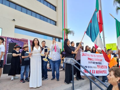 Cientos. La manifestación de este viernes en la ciudad de Torreón, congregó a cientos de personas en el edificio del Poder Judicial de la Federación. 