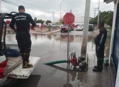 Labor. Intensa labor del cuerpo de bomberos en sectores inundados. El agua fue reutilizada en áreas verdes.