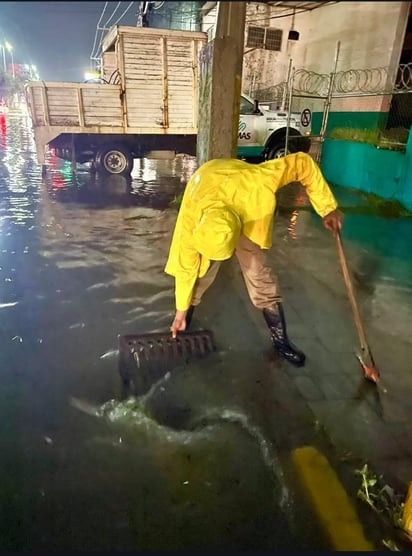 Basura. Dura lucha del personal de Simas, debido a que muchas alcantarillas lamentablemente siguen siendo usadas como depósito de basura