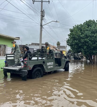 Apoyo. Elementos del Ejército Nacional ofreciendo ayuda a la gente, en sectores vulnerables.