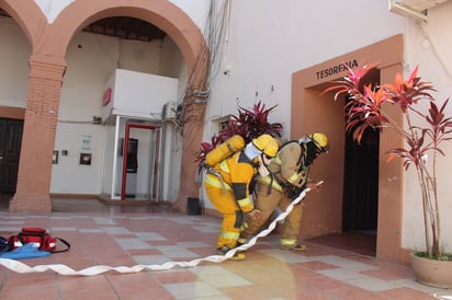 Simulacro de incendio en Presidencia Municipal de Lerdo.