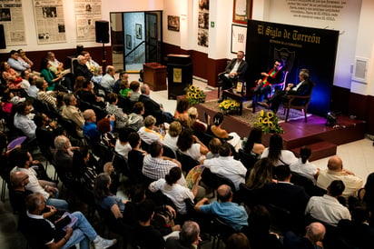 Durante la presentación de su novela, el maestro estuvo acompañado por Gerardo Kleinburg y Enrique Alfaro Llarena (EL SIGLO DE TORREÓN / ENRIQUE CASTRUITA)