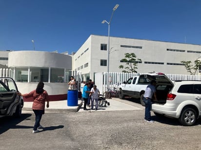 El Siglo de Torreón pudo captar a pacientes de todas las edades
que salieron del HRAE después de ser atendidos por el personal. (EL SIGLO DE TORREÓN)