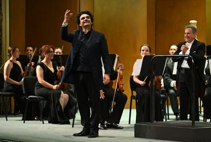 El tenor mexicano Rolando Villazón junto a Camerata de Coahuila presentaron una Gala de Ópera impecable en el escenario del Teatro Isauro Martínez (EL SIGLO DE TORREÓN / ENRIQUE CASTRUITA)