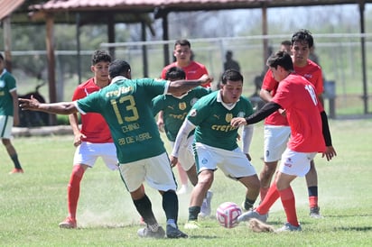 El duelo tuvo jugadas llenas de adrenalina. FOTO: Enrique Terrazas