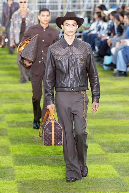 Modelos presentan creaciones para la colección masculina primavera/verano 2025 del diseñador estadounidense Pharrell Williams para la casa de moda Louis Vuitton durante la Semana de la Moda Masculina de París, en París, Francia, el 18 de junio de 2024.