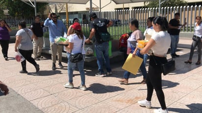 Trabajadores del Poder Judicial reparten alimentos en el IMSS de Torreón (FERNANDO COMPEÁN)