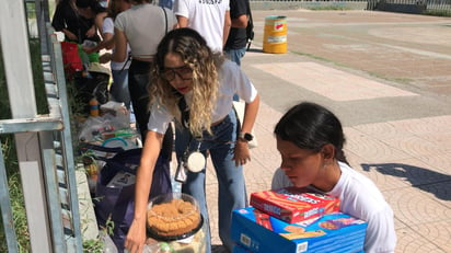 Trabajadores del Poder Judicial reparten alimentos en el IMSS de Torreón (FERNANDO COMPEÁN)