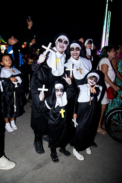 Familias acudieron caracterizadas de 'La Monja'.