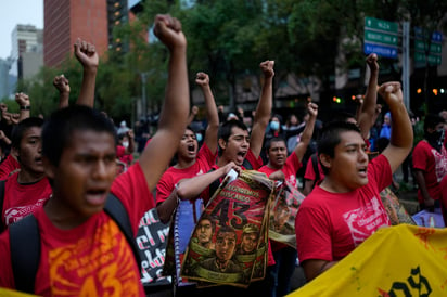 Arropados. Al movimiento también se unieron organizaciones no gubernamentales antimilitaristas, de apoyo a familiares de desaparecidos, de víctimas de feminicidio y en favor de los derechos humanos, que rodearon y protegieron en todo momento a la comitiva de padres.