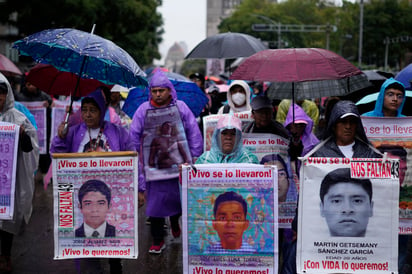 Sin dar tregua. Los padres y madres fueron arropados por estudiantes de la UNAM, la UAM, la ENAH y la Ibero. Durante su caminar, desde el Ángel
de la Independencia hasta la plancha del Zócalo, juraron no dar tregua a los gobierno.