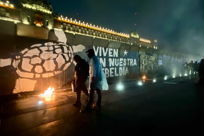 ‘Temor’. “¿Qué miedo tenía este gobierno de que toda la marcha llegara al Zócalo?”, preguntaron
ya frente a Palacio Nacional los padres de los 43, luego de que el centro de la Ciudad de México fue amurallado con diferentes tipos de vallas y las calles del perímetro del Zócalo fueron bloqueadas.