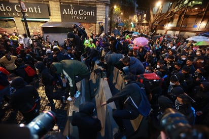 Destrozos. Ayer, una multitud de 10 mil personas gritaron y desplegaron pancartas con un mismo fin: exigir justicia por los normalistas. Otros pocos, llamados “bloque negro”, realizaron destrozos en comercios.