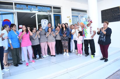 Yuri recibió un globo de colores y un pastel para celebrar no solamente el fin de su tratamiento sino el inicio de una nueva vida. (EL SIGLO DE TORREÓN)