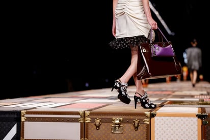 Pasarela hecha de baúles para Vuitton.