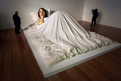 In bed (2005), de Ron Mueck, en el MARCO. Foto: Reuters/ Henry Romero Imagen: Reuters/ Tomás Bravo